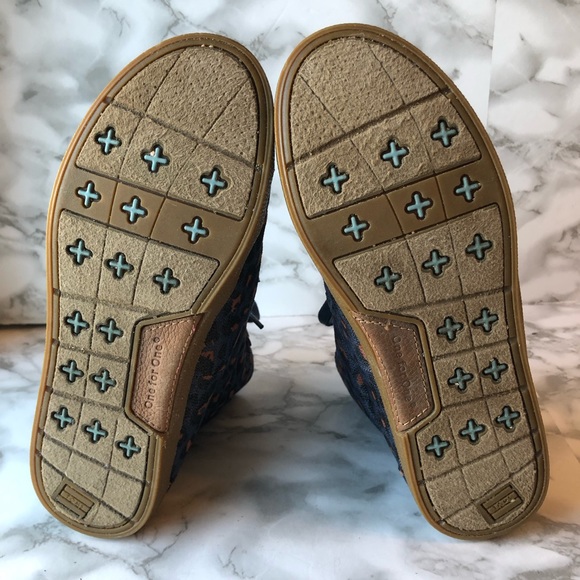 Toms Women’s High Top Ankle Shoes Fleece Lined Blue Pink Leopard Print - Picture 13 of 16